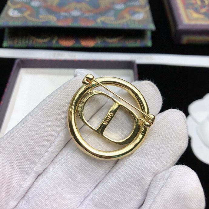 chr1st1an D10r brooches